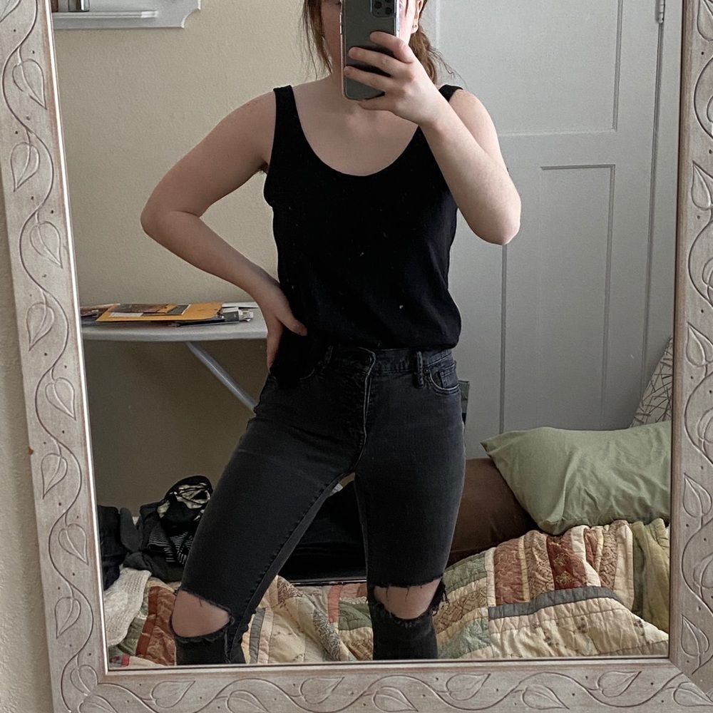 black distressed skinny jeans